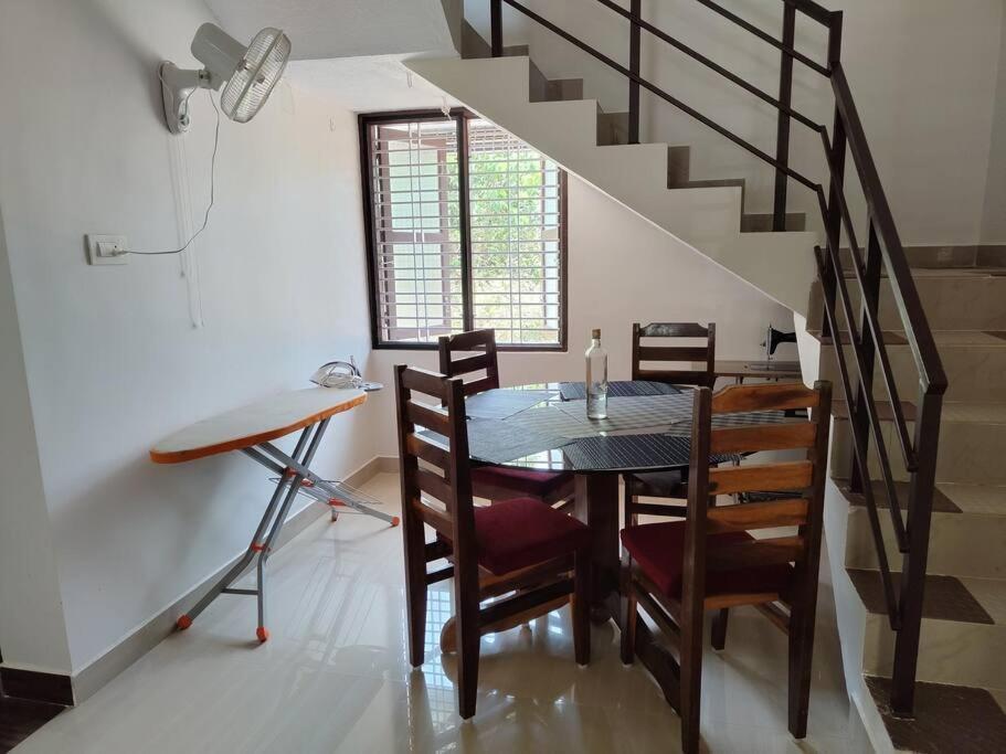 2 Bedroom House In * Hebri